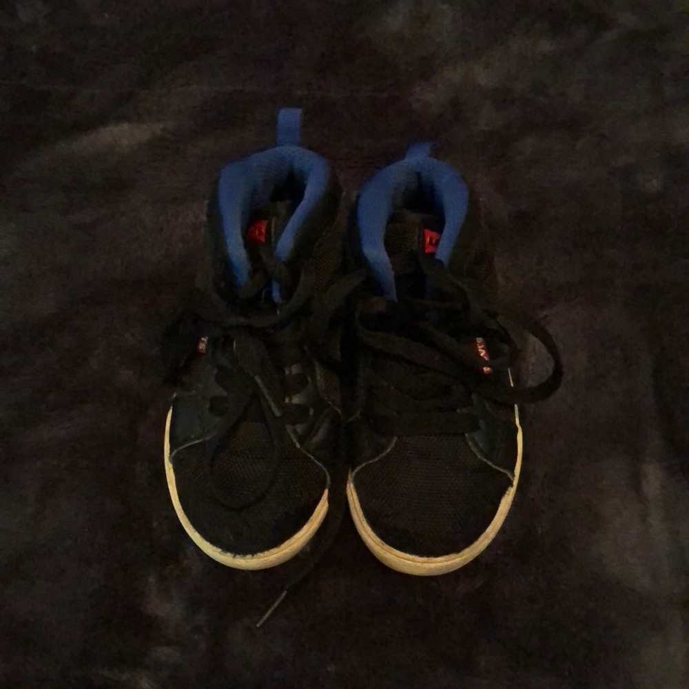 Toddler Levi sneakers size 8